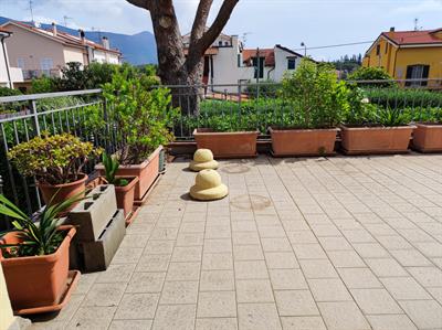 Albenga, 3 Km. Campochiesa, trilocale in villa con terrazzo, giardino e box.