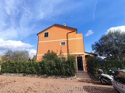 Villanova d'Albenga, alloggio in villa con terrazzo di 50 mq.