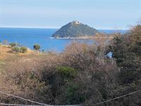 Tra Albenga e Alassio, vista mare e isola bilocale con balcone , tre aree libere , possibilità Posto auto privato.