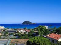 ALBENGA, IN VENDITA, 500 MT MARE, TRILOCALE COME NUOVO VISTA MARE/ISOLA CON  TERRAZZI, LASTRICO SOLARE ESCLUSIVO  E BOX
