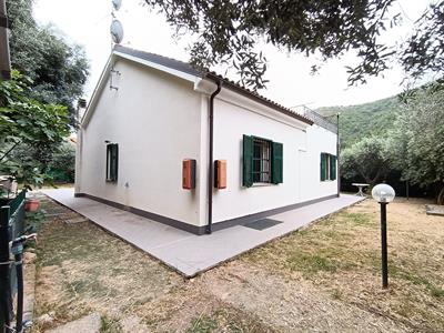 Cisano Sul Neva, villa indipendente con terrazzo e giardino.