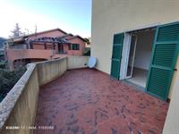 Garlenda, quadrilocale con due terrazzi e un balcone.