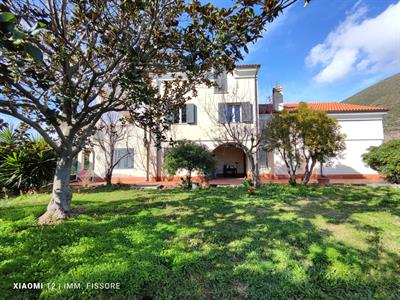 Cisano Sul Neva, località Piamboschi, porzione di villa con giardino.