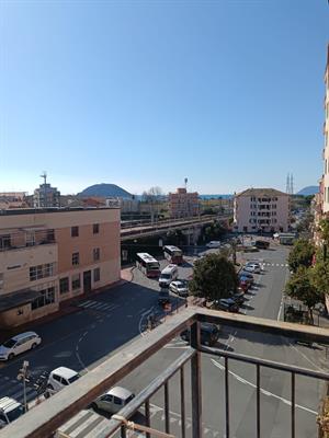 Albenga, 600 mt. dalla passeggiata mare, quadrilocale in vendita.