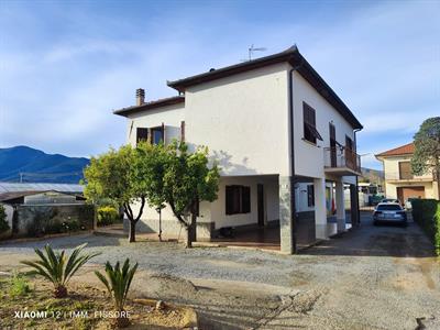 Albenga  1km dal mare,  villa  bifamiliare, terreni, serre,  box, magazzino