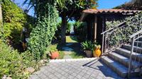 Albenga 3 km dal mare, quadrilocale semi-indipende, su due livelli, terrazzo, giardino.