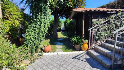 Albenga 3 km dal mare, quadrilocale semi-indipende, su due livelli, terrazzo, giardino.