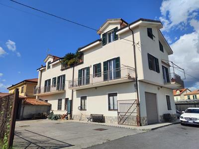 Albenga 4 Km  (Bastia),  Plurilocale in Villa  170 mq, terrazzi ,due posti auto.