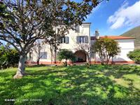 Cisano Sul Neva, Piamboschi, porzione di villa con giardino.