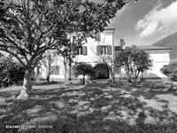 Cisano Sul Neva, Piamboschi, porzione di villa con giardino.