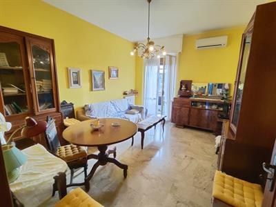 Albenga,  trilocale, 600mt mare, grande balcone.