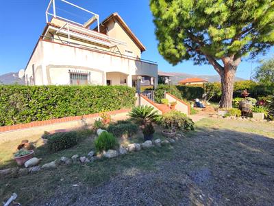Ceriale fronte Mare, Villa semi- indipendente,  giardino, terrazzo.