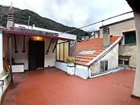 Zuccarello, 10 km. dal mare di Albenga, trilocale con terrazzo.