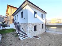 Albenga, 800 mt. mare, trilocale ristrutturato a nuovo,  con giardino.