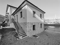 Albenga, 800 mt. mare, trilocale posto in casa indipendente con terrazzo e posto auto.