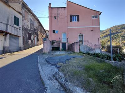 Albenga, 3 Km. dal mare, casa semi indipendente.