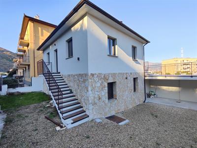 Albenga, 800 mt. mare, trilocale posto in casa indipendente con terrazzo e posto auto.