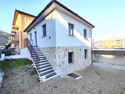 Albenga, 800 mt. mare, trilocale ristrutturato a nuovo,  con giardino.