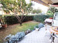 Albenga, 350 mt. mare,  bilocale con terrazzo e giardino.
