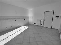 Albenga, Trilocale con corte esterna e cantina. 