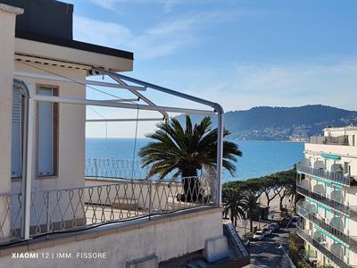 Alassio, Attico, 20 mt dal mare, con terrazzo vivibile, vista mare.