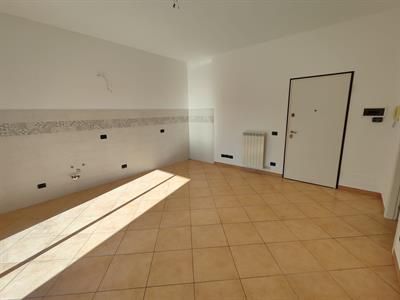 Albenga, Trilocale con corte esterna e cantina. 