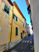 Albenga 4 km dal mare, casa ristrutturata composta due trilocali e un bilocale