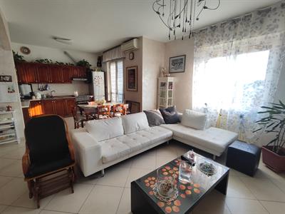 Albenga, 1 Km. mare,  appartamento di 119 mq. con 2 balconi.