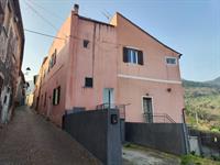 Albenga, 2,5 Km. dal mare, casa semi indipendente.