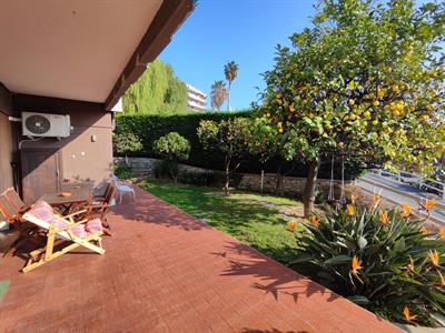 Albenga, 500 mt. mare, quadrilocale con giardino.