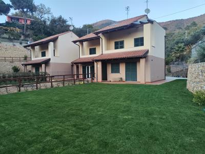 Cisano sul Neva 7,5 km Mare, Villa Semi-indipendente, in classe energetica A.