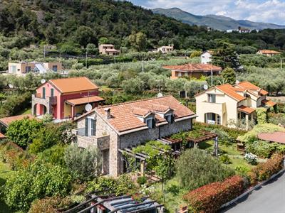 Villanova d'Albenga, villa semi-indipendente con giardino, portico, 3 posti auto.