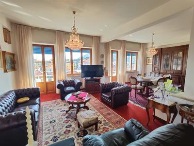 Albenga, Viale Martiri, plurilocale signorile in vendita.