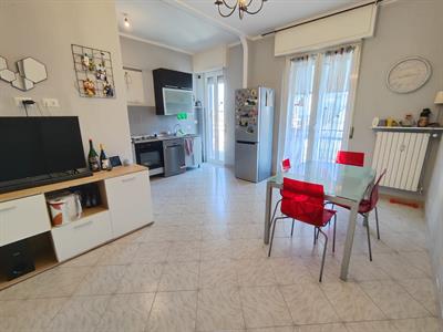 Albenga, 200 mt dal  mare, plurilocale in vendita