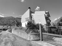 Ortovero, casa semindipendente su più livelli con giardino.