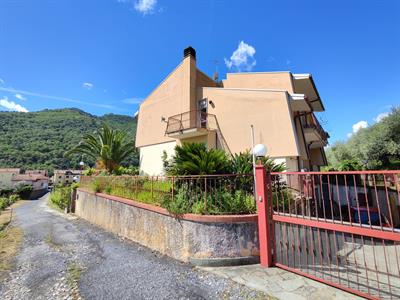 Ortovero, casa semindipendente su più livelli con giardino.