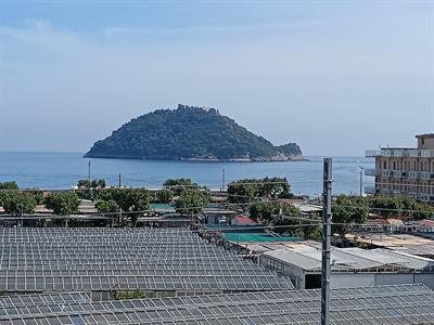 Albenga, 350 mt dal mare, splendido Bilocale, vista Isola, terrazzo vivibile.