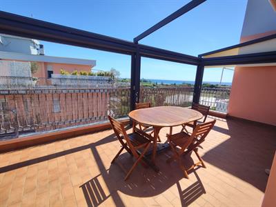Albenga, 250 mt. mare, bilocale attico ristrutturato, con terrazzo vista mare e posto auto cintato.