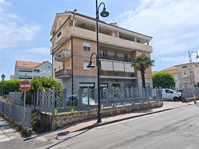 Albenga, in vendita a soli 150 mt dal mare, luminoso quadrilocale con parcheggio condominiale
