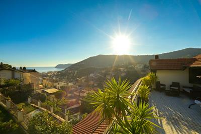 Alassio, in vendita elegante trilocale vista mare