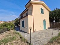 Garlenda, in vendita splendida villa indipendente in classe ''C'' con giardino e garage